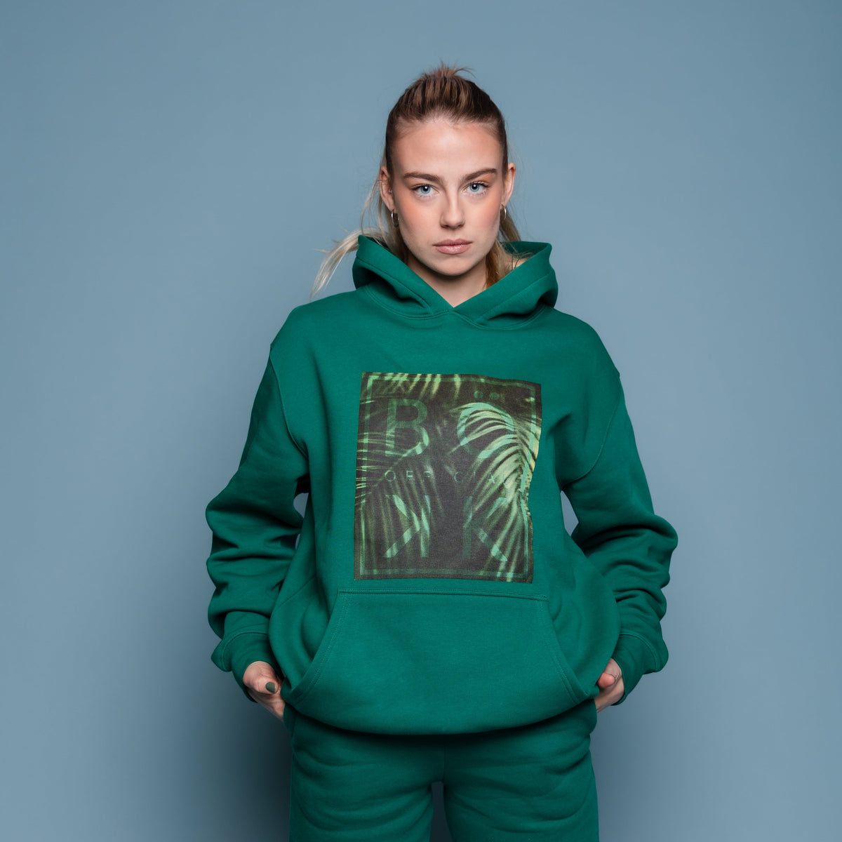 Kapuzenpullover in der farbe Forest green